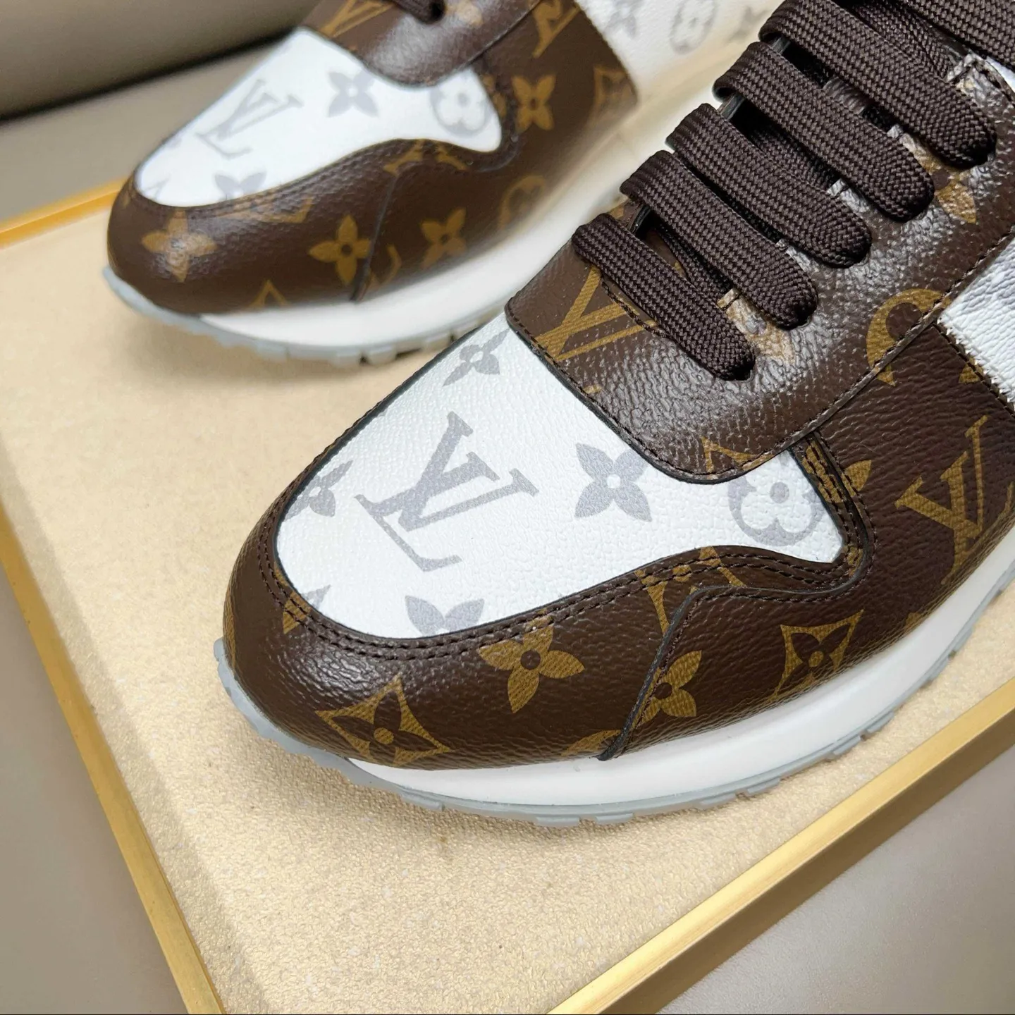Men's shoes: 400💰 [LV] New models from the catwalk, available at the same time at counters, top purchasing agents 🔍🔍Italian imported rubber waterproof fabric, lining made of water-dyed sheepskin, soles: original soles specially provided by the original factory, exclusive molded feet, super comfortable, follow orders, 💪Details determine quality, we only make shoes with care, you can go in and out of the counter at will, welcome to compare. Number of yards: 38-44 (45 yards can be customized)